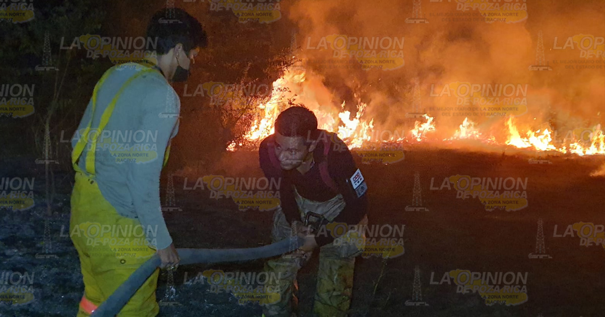 Incendio de pastizal en la carretera Poza Rica-Papantla