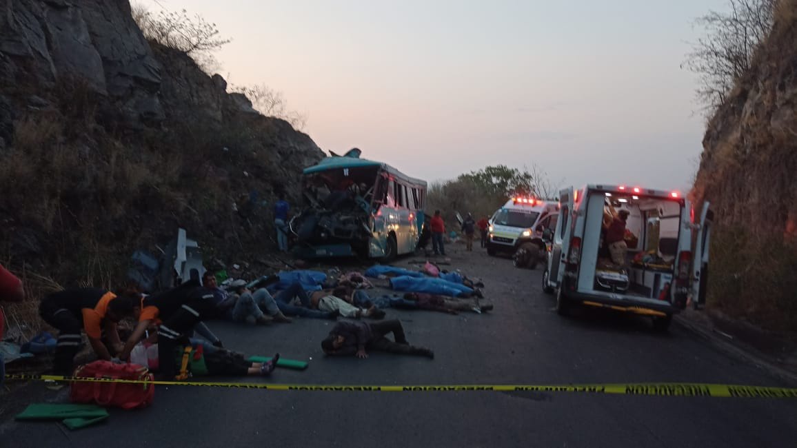 14 muertos por accidente de autobús en Jalisco