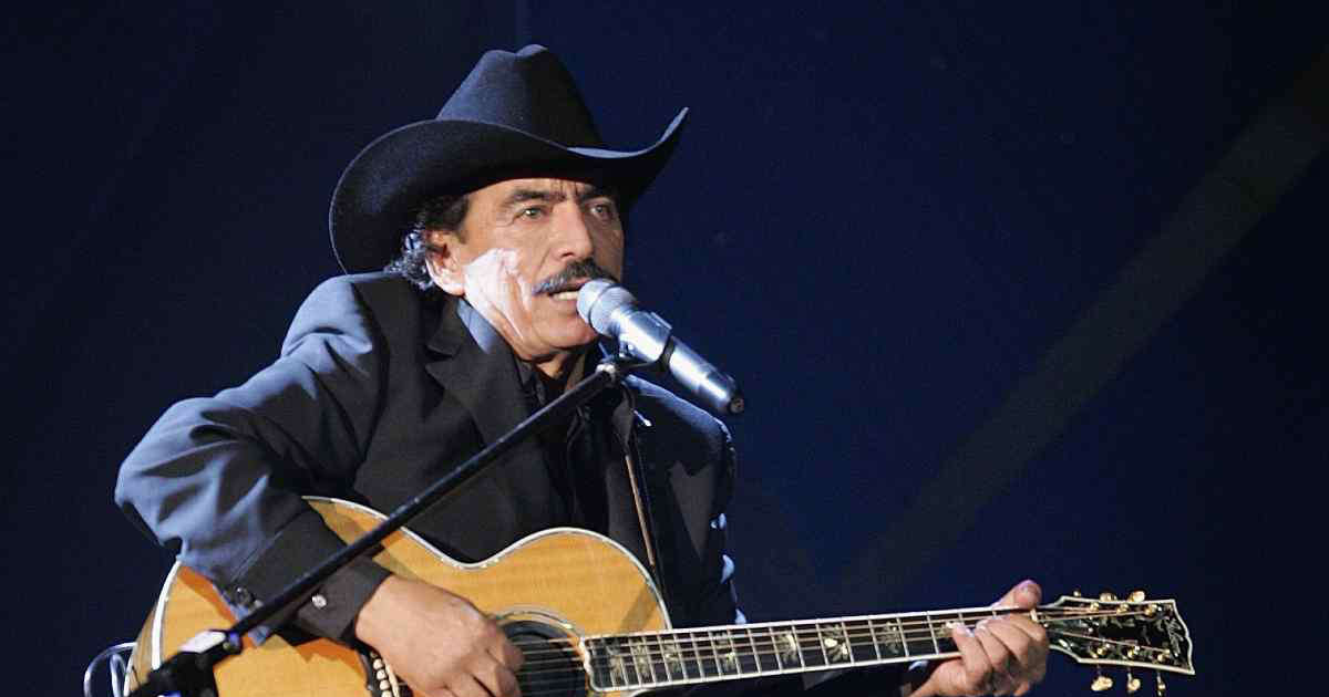 Cantante asegura que Joan Sebastian le hizo “caricias indebidas” cuando era menor