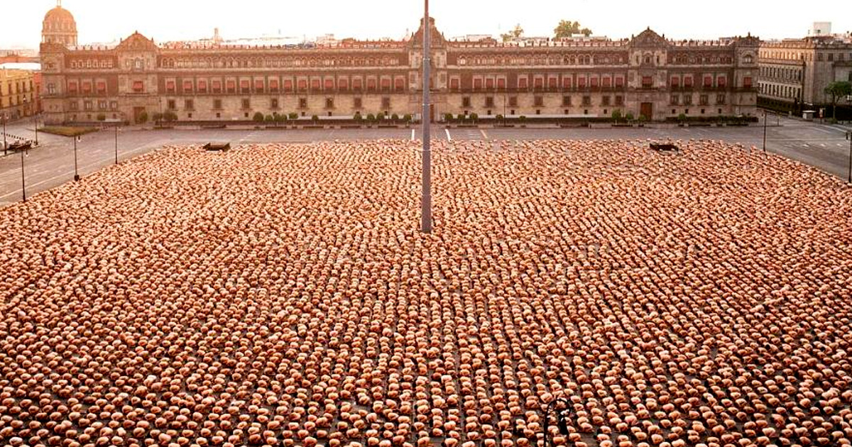 Los desnudos de Spencer Tunick regresan a México; ahora posan frente a Segob