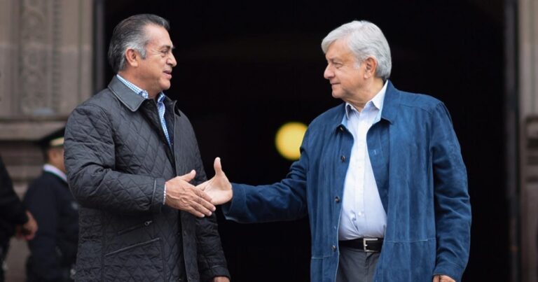 AMLO responde con abrazo y saludo a El Bronco