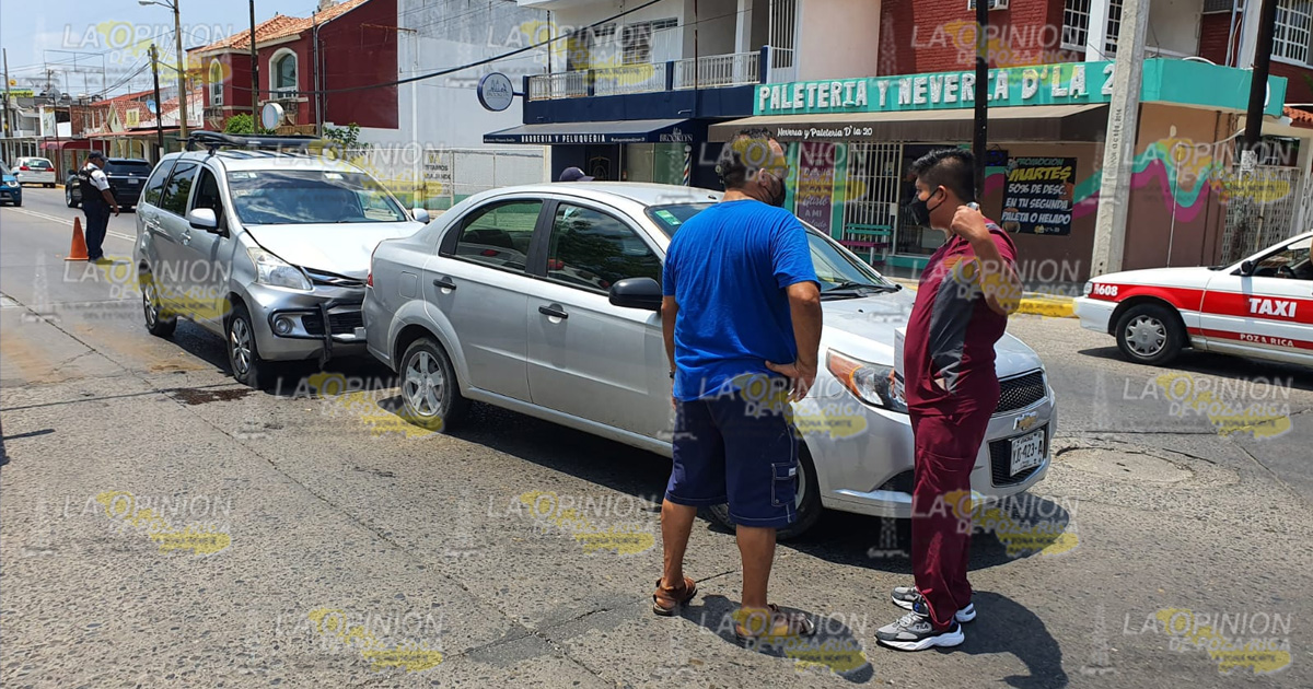 Mujer lesionada tras choque en la colonia Cazones