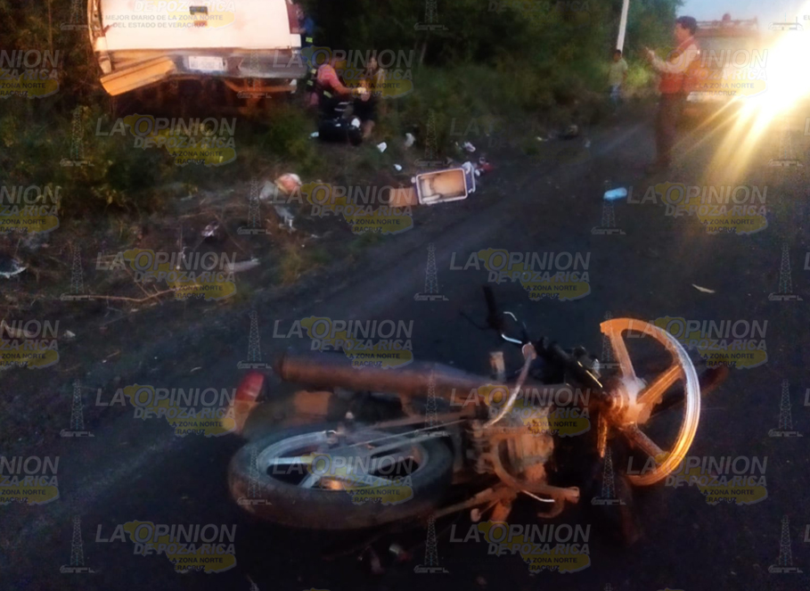 Un muerto y 3 heridos en choque de camioneta y moto