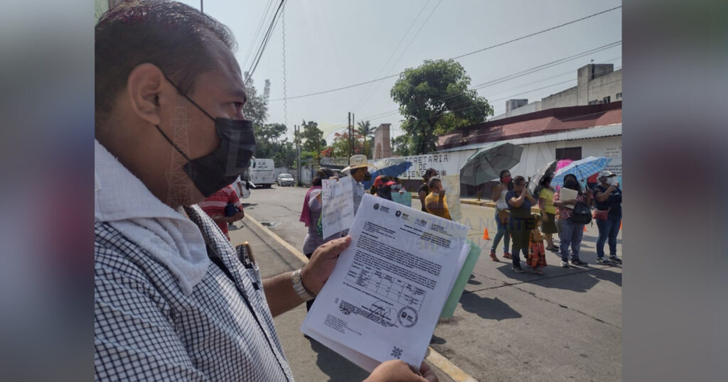 Padres de familia se manifiestan en Bienestar de Poza Rica