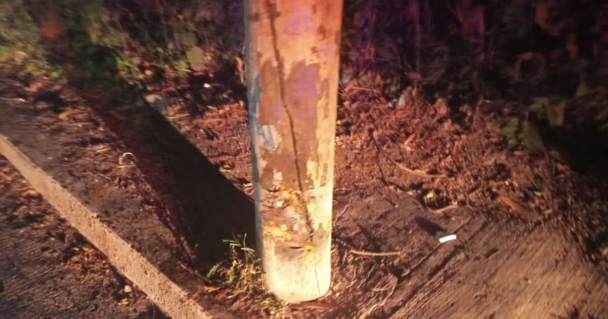 Pareja herida al chocar con un poste de Telmex