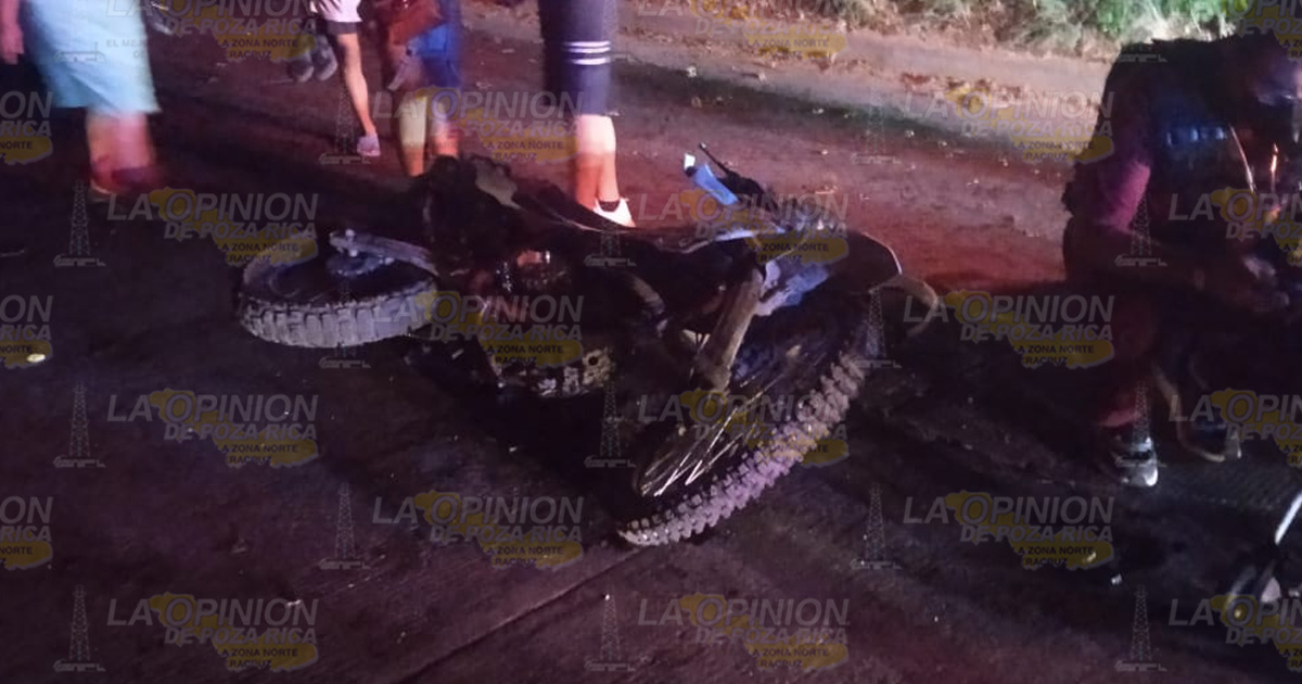 Pareja herida al chocar con un poste de Telmex