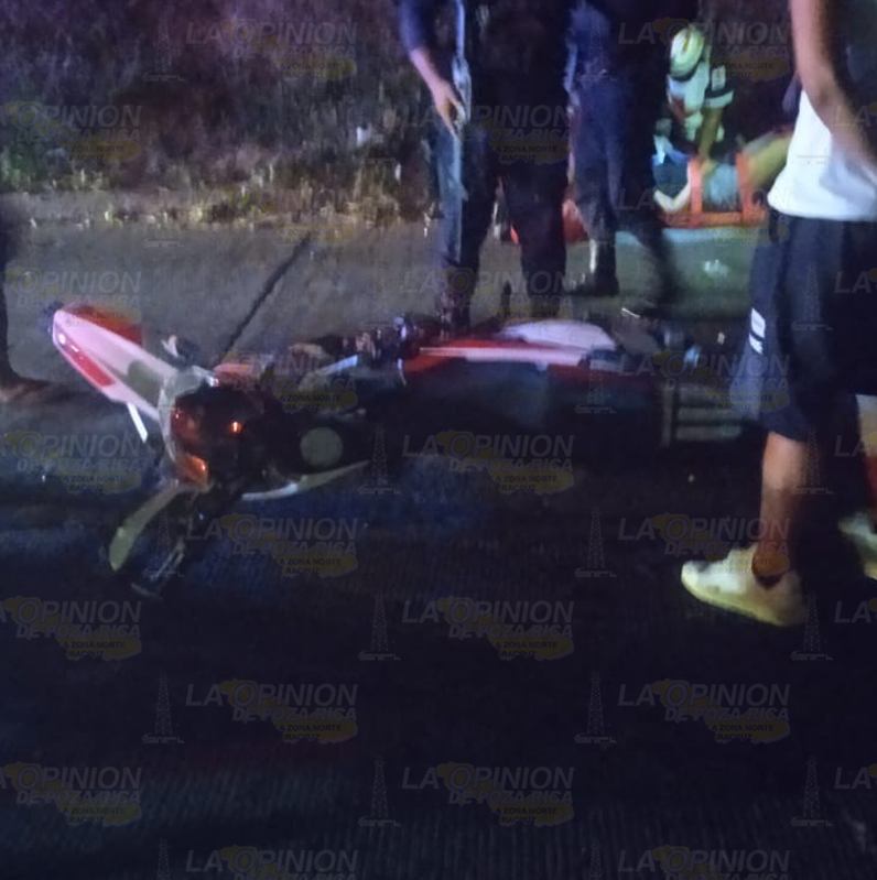 Pareja herida al chocar con un poste de Telmex