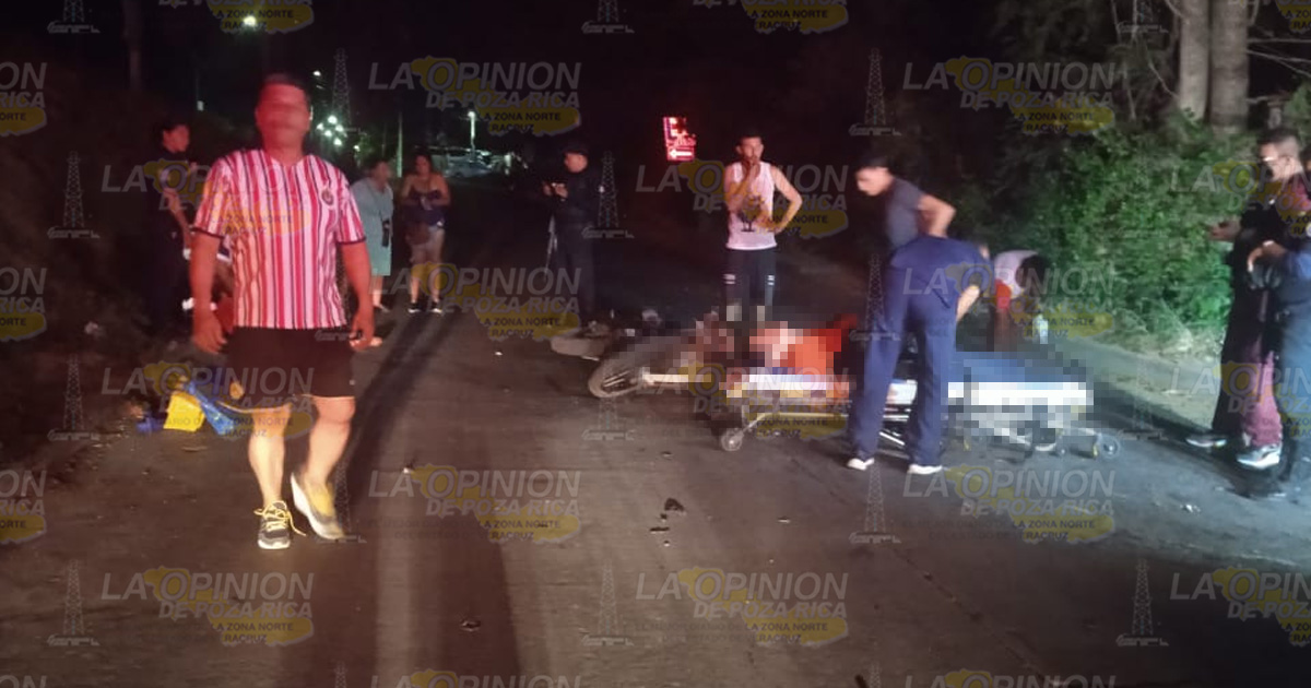 Pareja herida al chocar con un poste de Telmex