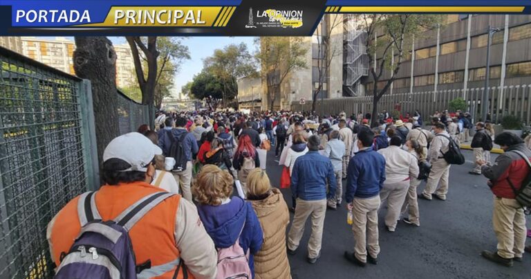 Protestan frente a la Torre de PEMEX