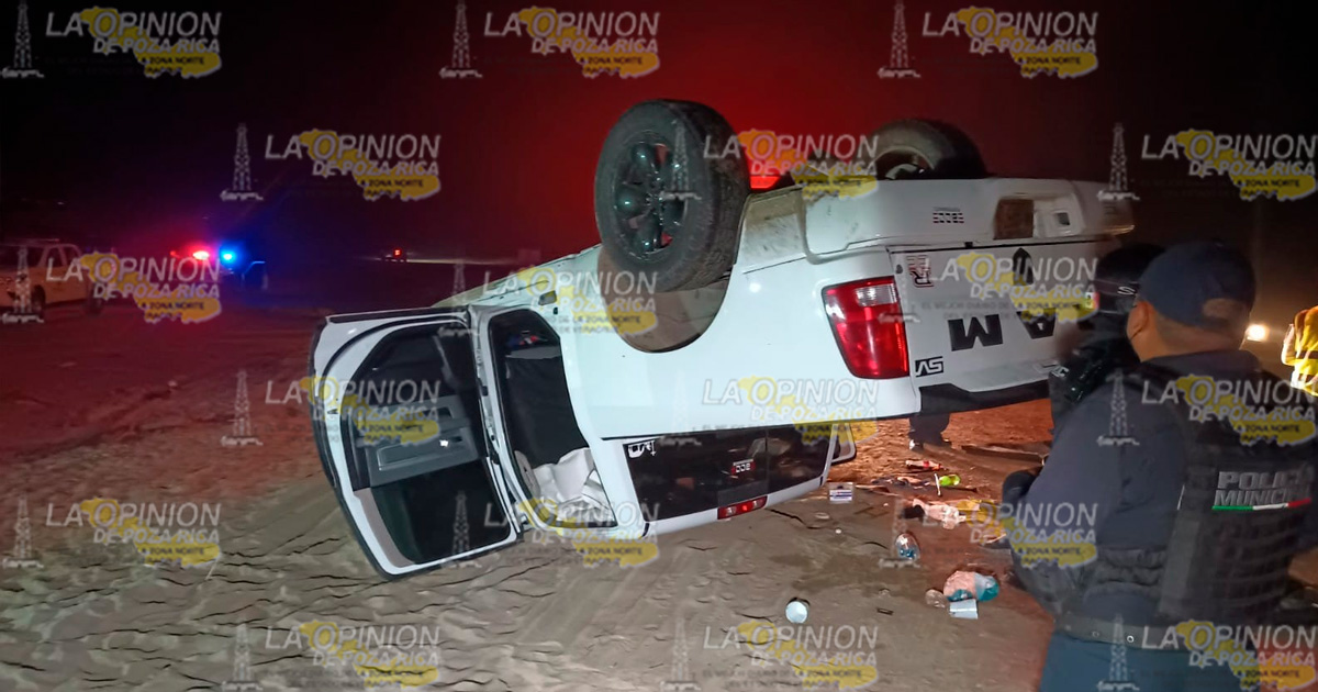 Terminan fiesta volcados en la playa