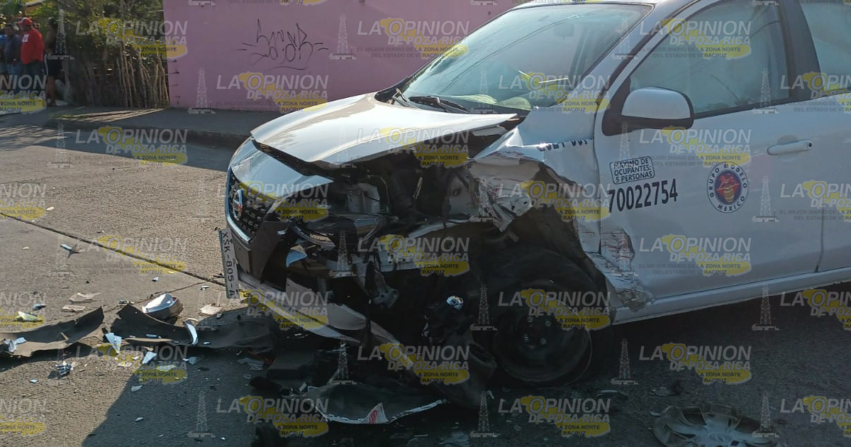 Trabajador de Grupo Modelo choca automóvil contra taxi