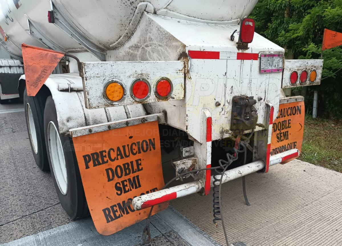 Vuelca pipa en la autopista México-Tuxpan