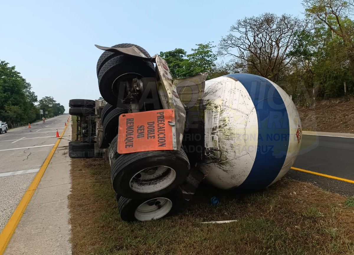 Vuelca pipa en la autopista México-Tuxpan