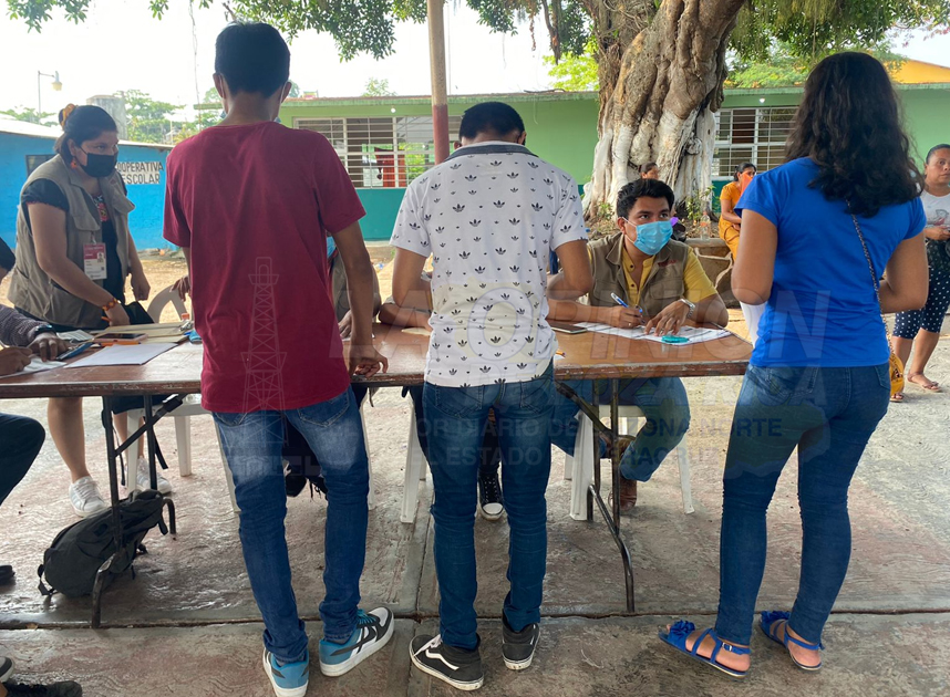 Vacunan a adolescentes contra el covid-19
