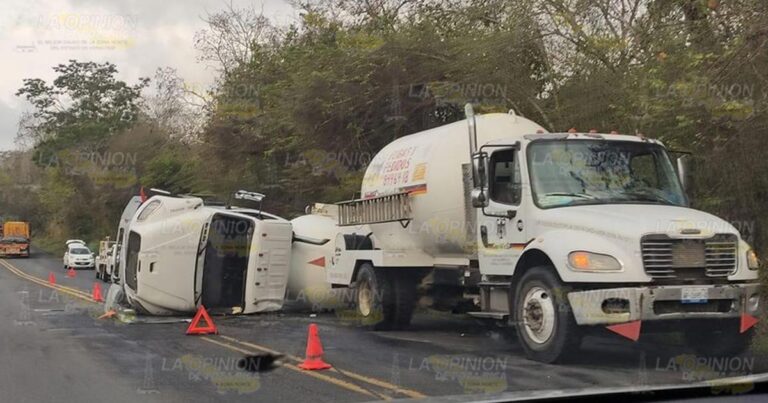 Vuelca pipa de gas en El Veladero