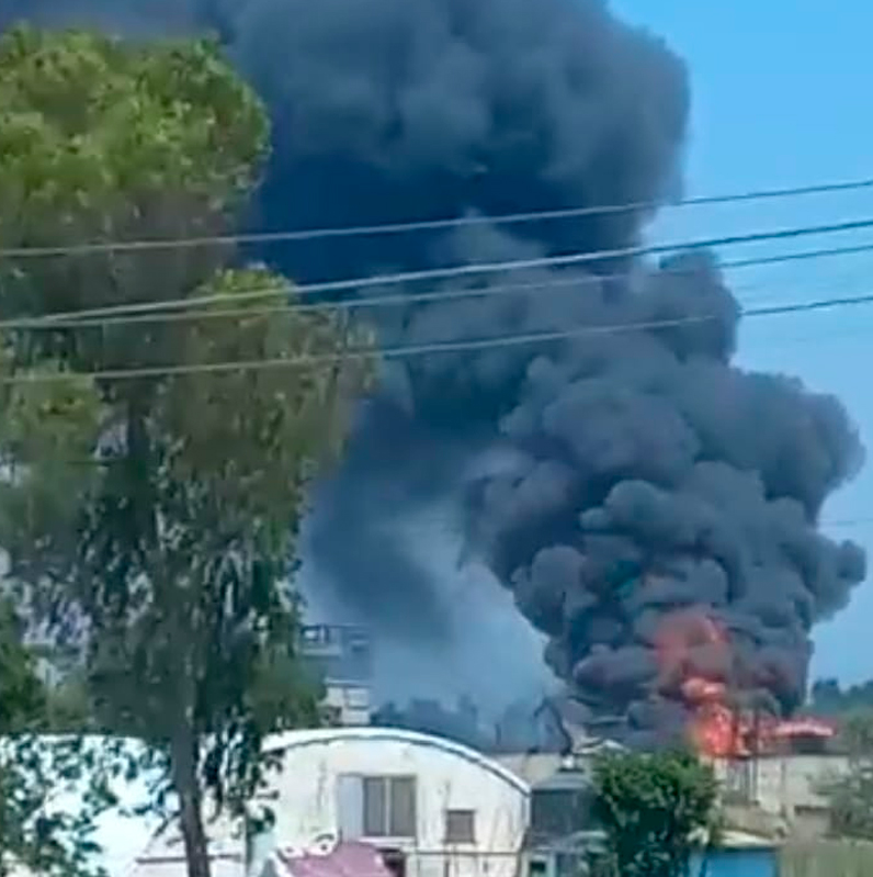 ¡Fuego en Las Vigas! Arde planta y evacuan a 50 obreros