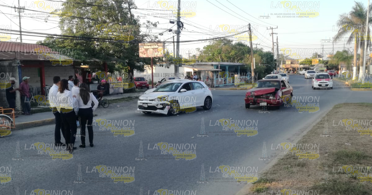 Joven conductor invade carril y choca