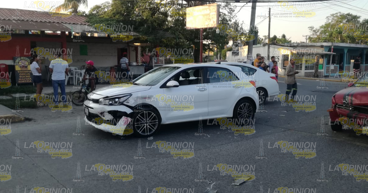 Joven conductor invade carril y choca