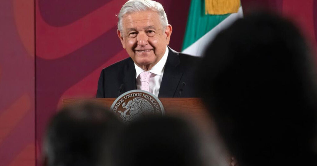 AMLO promete refinerías al 80%