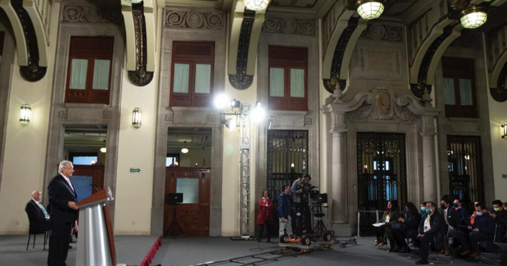 AMLO promete refinerías al 80%