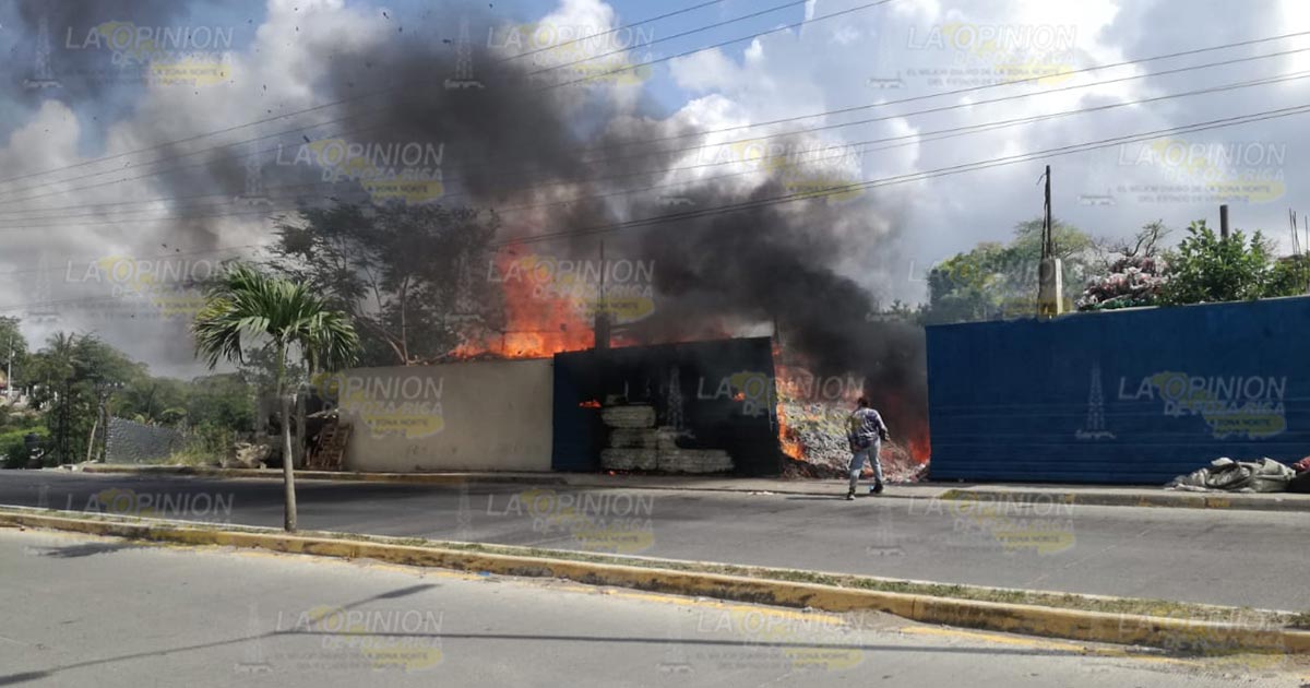 Arde recicladora de cartón en Tuxpan