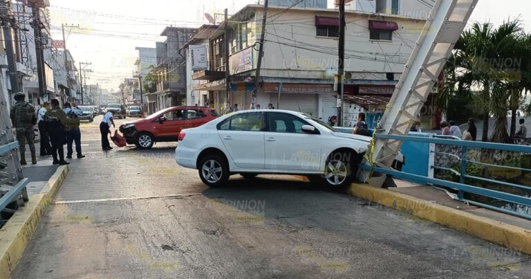 Camioneta choca contra Jetta en Tuxpan