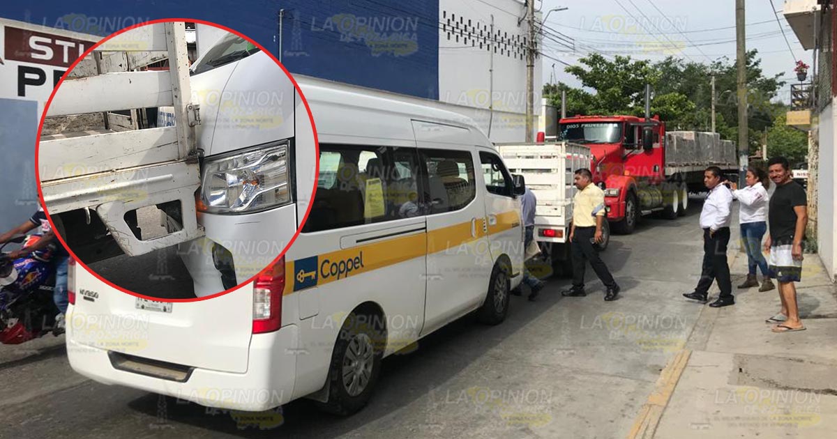 Camioneta del ayuntamiento choca contra vagoneta de Coppel Camioneta del ayuntamiento choca contra vagoneta de Coppel