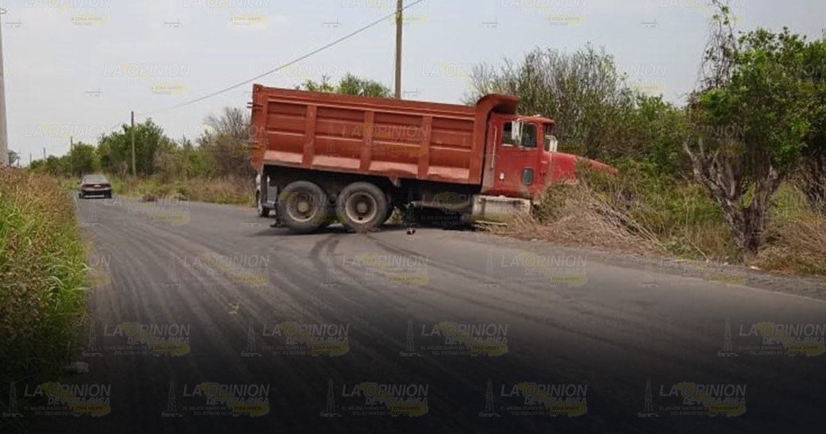 Casi vuelca un camión materialista