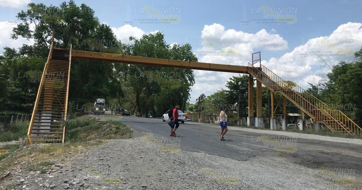Dejaron inservible el puente peatonal