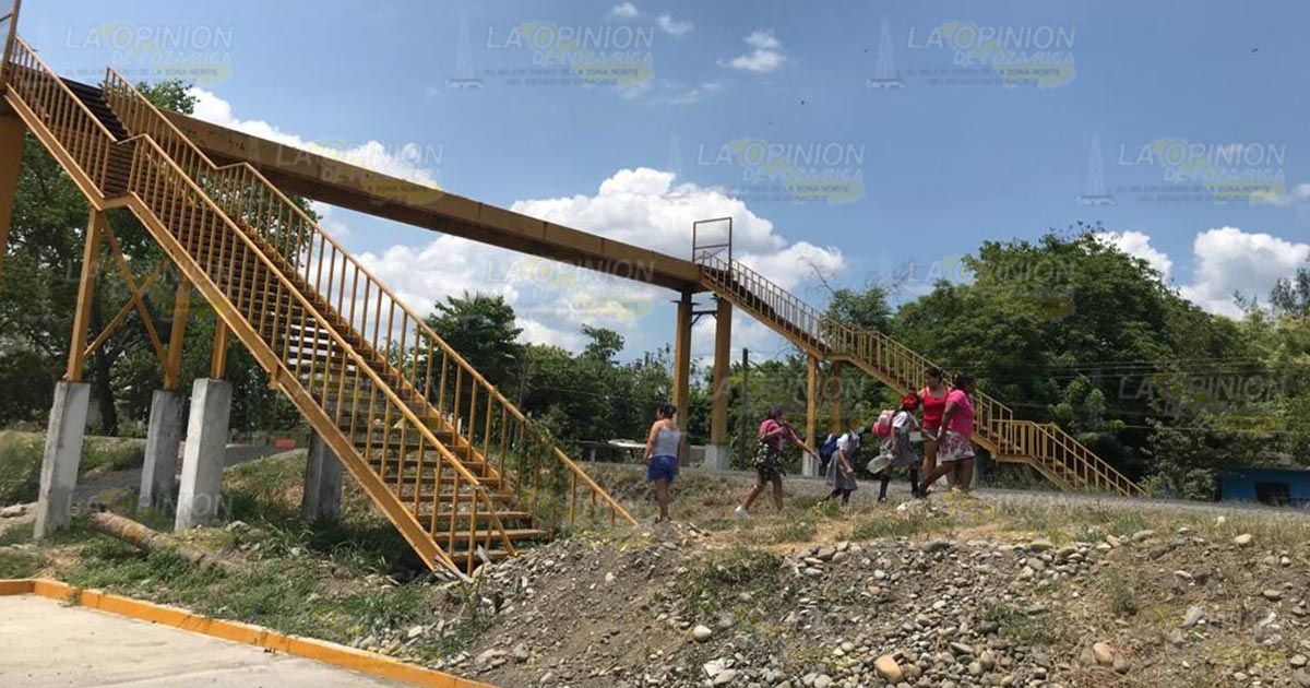 Dejaron inservible el puente peatonal 2