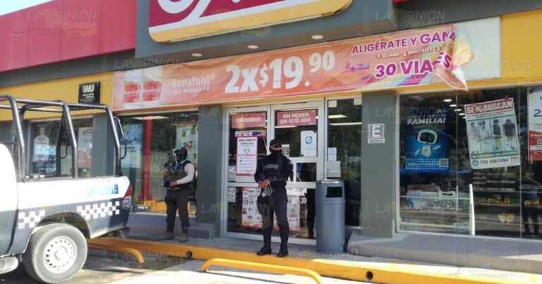 Delincuentes asaltan Oxxo en Tuxpan