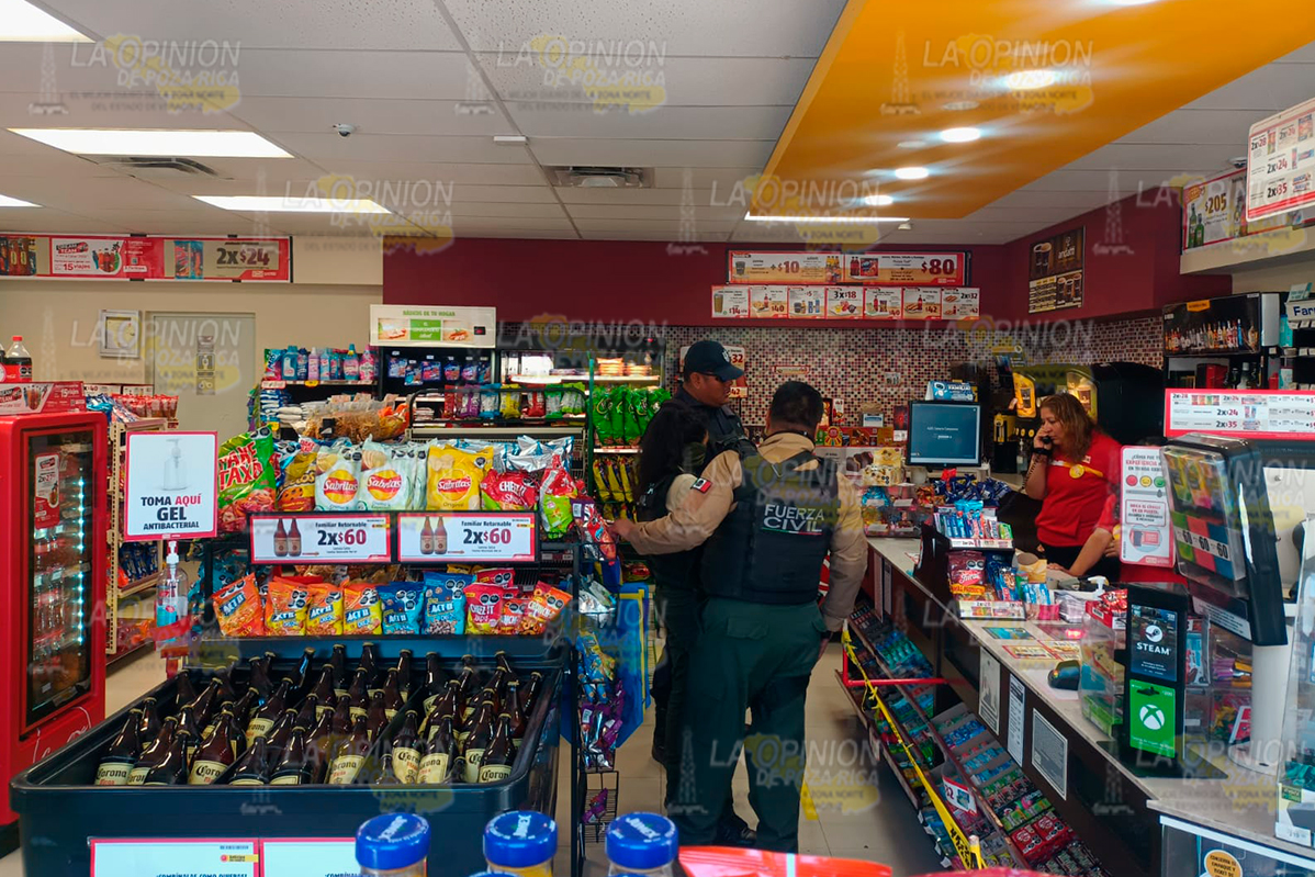 Delincuentes asaltan Oxxo en Tuxpan Delincuentes asaltan Oxxo en Tuxpan 3