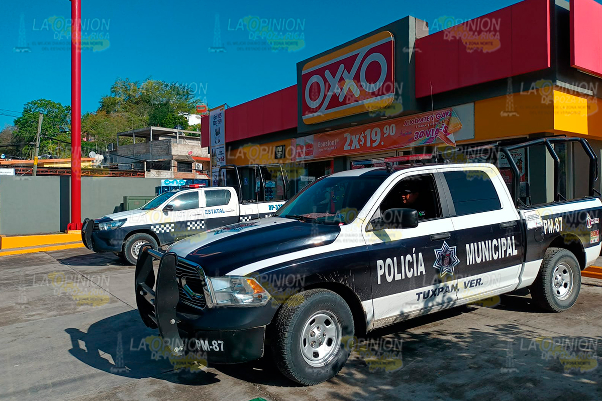 Delincuentes asaltan Oxxo en Tuxpan Delincuentes asaltan Oxxo en Tuxpan 4