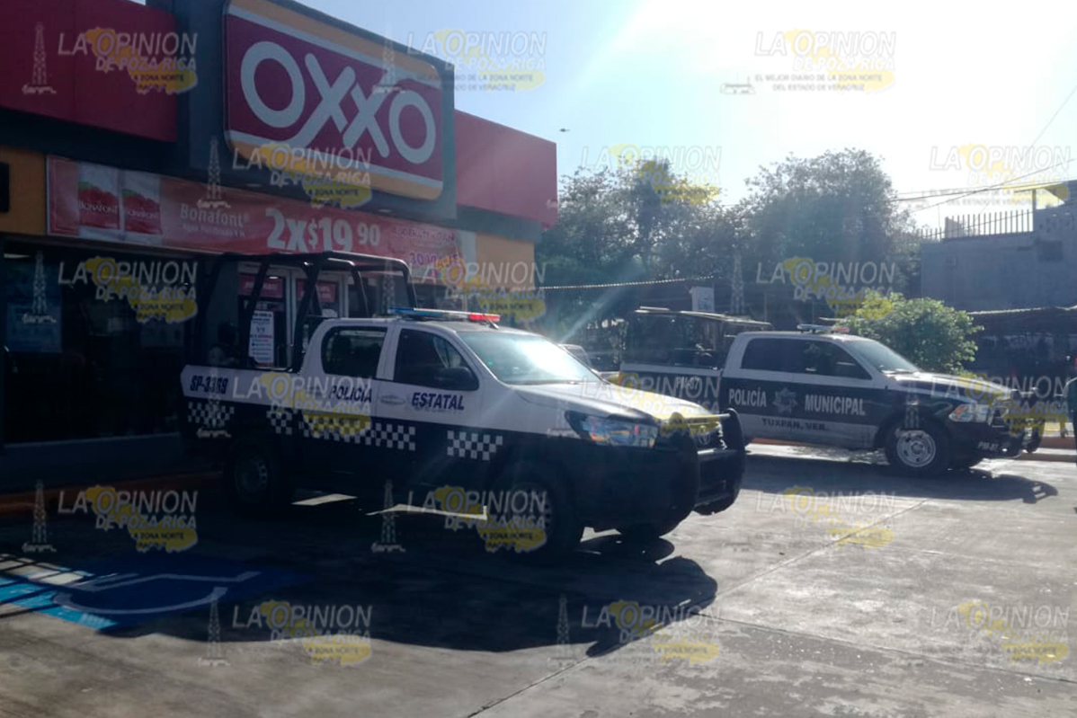 Delincuentes asaltan Oxxo en Tuxpan Delincuentes asaltan Oxxo en Tuxpan 5