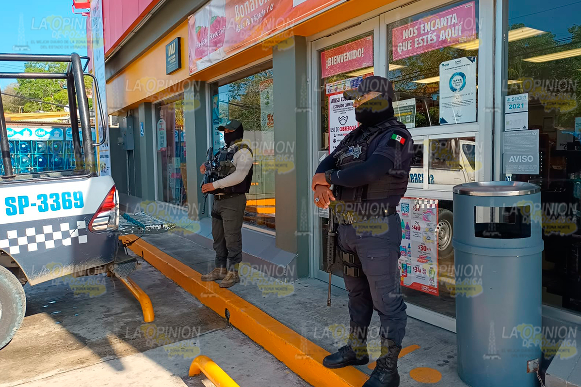 Delincuentes asaltan Oxxo en Tuxpan Delincuentes asaltan Oxxo en Tuxpan 7