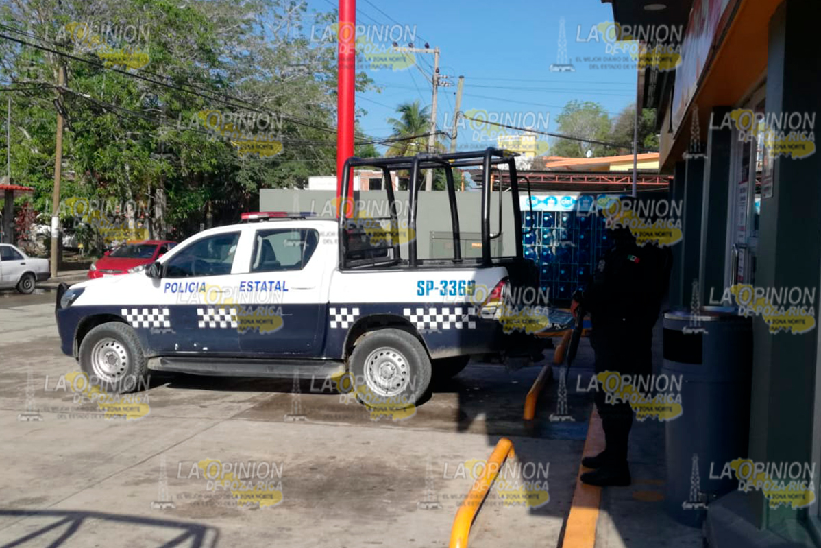 Delincuentes asaltan Oxxo en Tuxpan Delincuentes asaltan Oxxo en Tuxpan 9