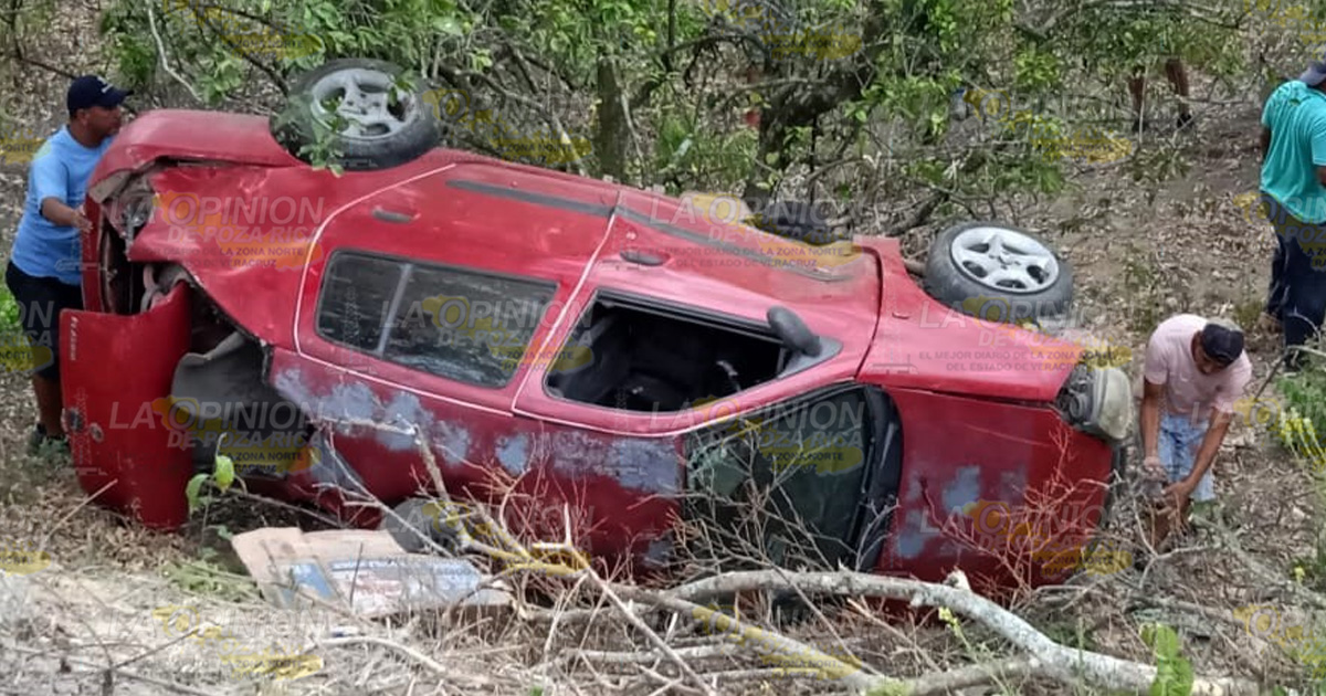 Destrozan auto y lo abandonan