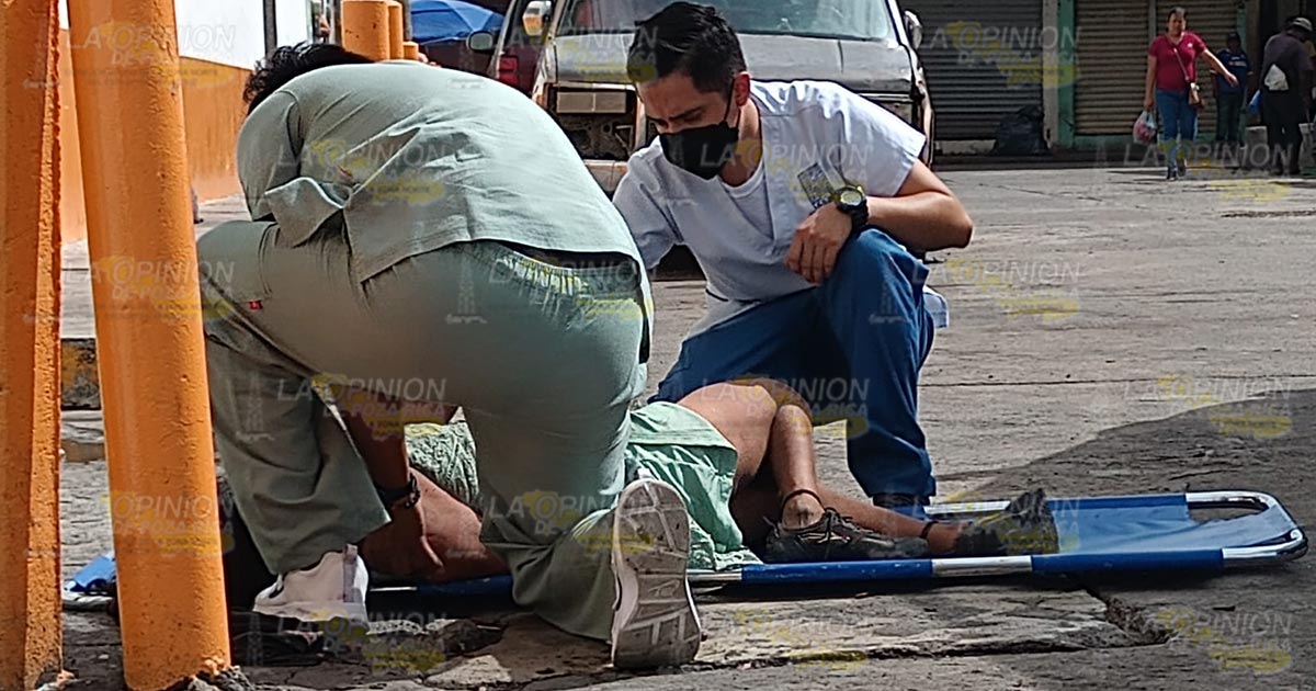 Ebria mujer se congestiona hasta echar espuma por la boca Ebria mujer se congestiona hasta echar espuma por la boca 3