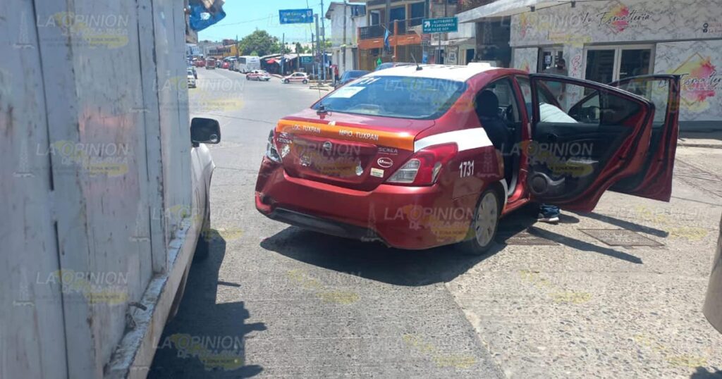 Empleado municipal se impacta en un taxi