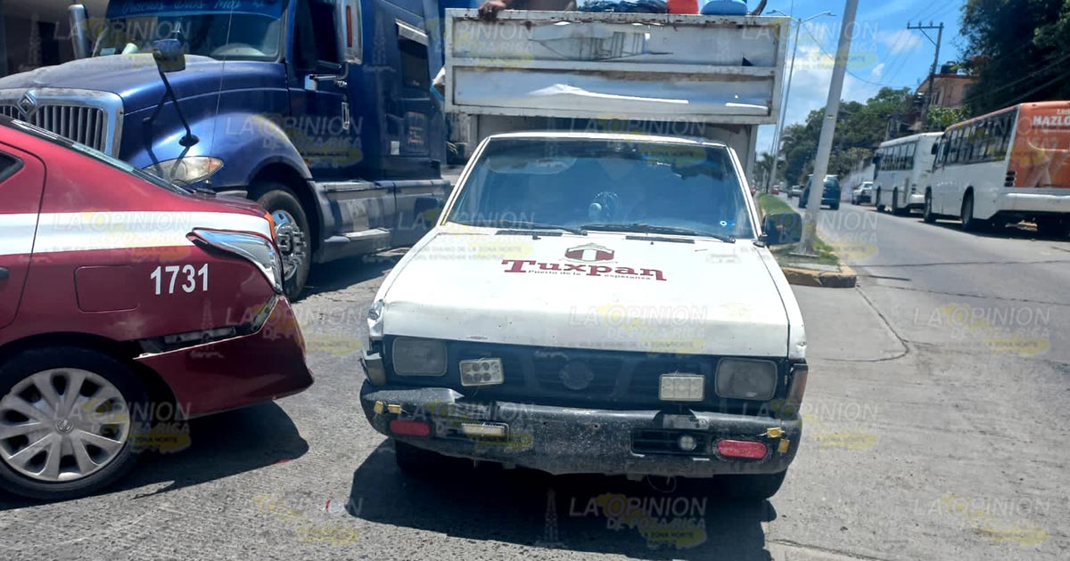 Empleado municipal se impacta en un taxi Empleado municipal se impacta en un taxi