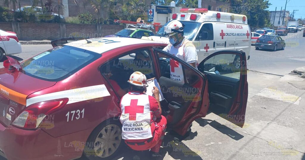 Empleado municipal se impacta en un taxi