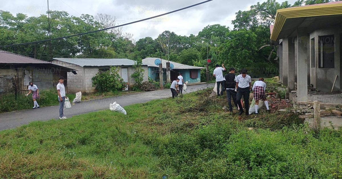 Estudiantes se suman a la jornada de descacharrización