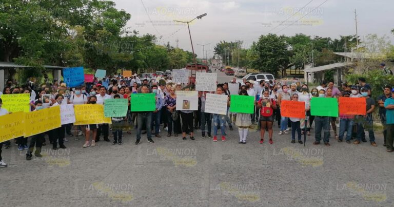 Exigen con bloqueo carretero los restos de maestro Rigoberto y pequeño Héctor