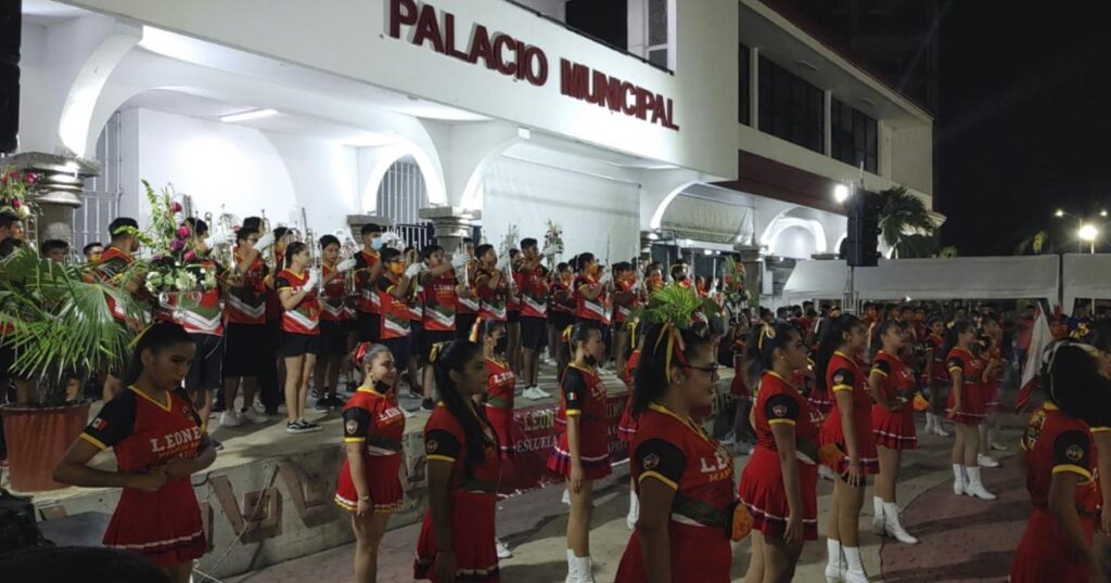 Familias tuxpeñas abarrotaron la Plaza Cívica en el Domingo Cultural
