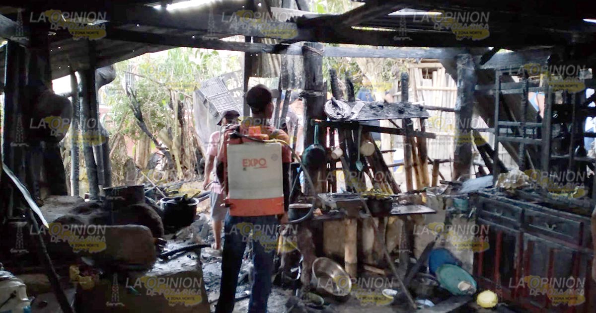 Incendio devora una casa en Papantla