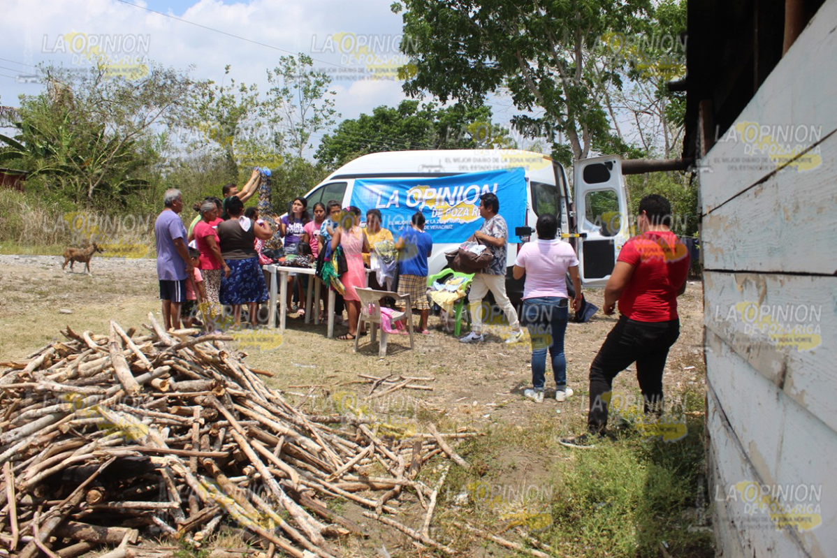 La Opinión entrega ropa a comunidades de Papantla La Opinión entrega ropa a comunidades de Papantla 10