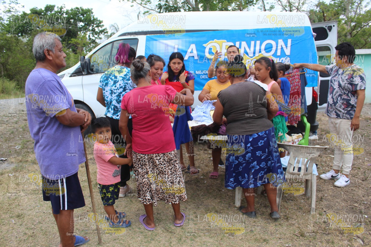 La Opinión entrega ropa a comunidades de Papantla La Opinión entrega ropa a comunidades de Papantla 2