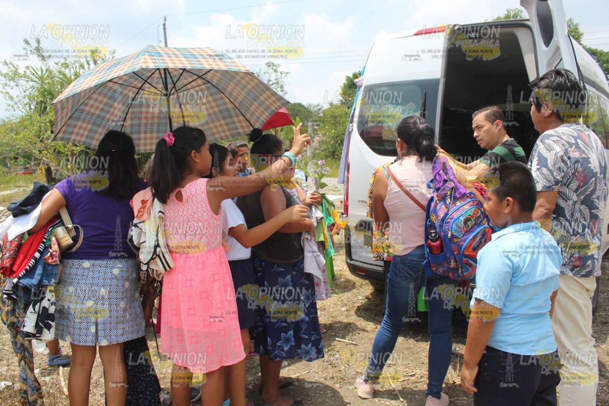 La Opinión entrega ropa a comunidades de Papantla La Opinión entrega ropa a comunidades de Papantla 3