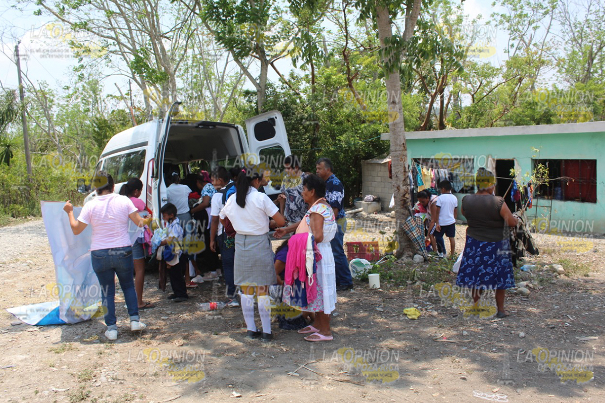 La Opinión entrega ropa a comunidades de Papantla La Opinión entrega ropa a comunidades de Papantla 4