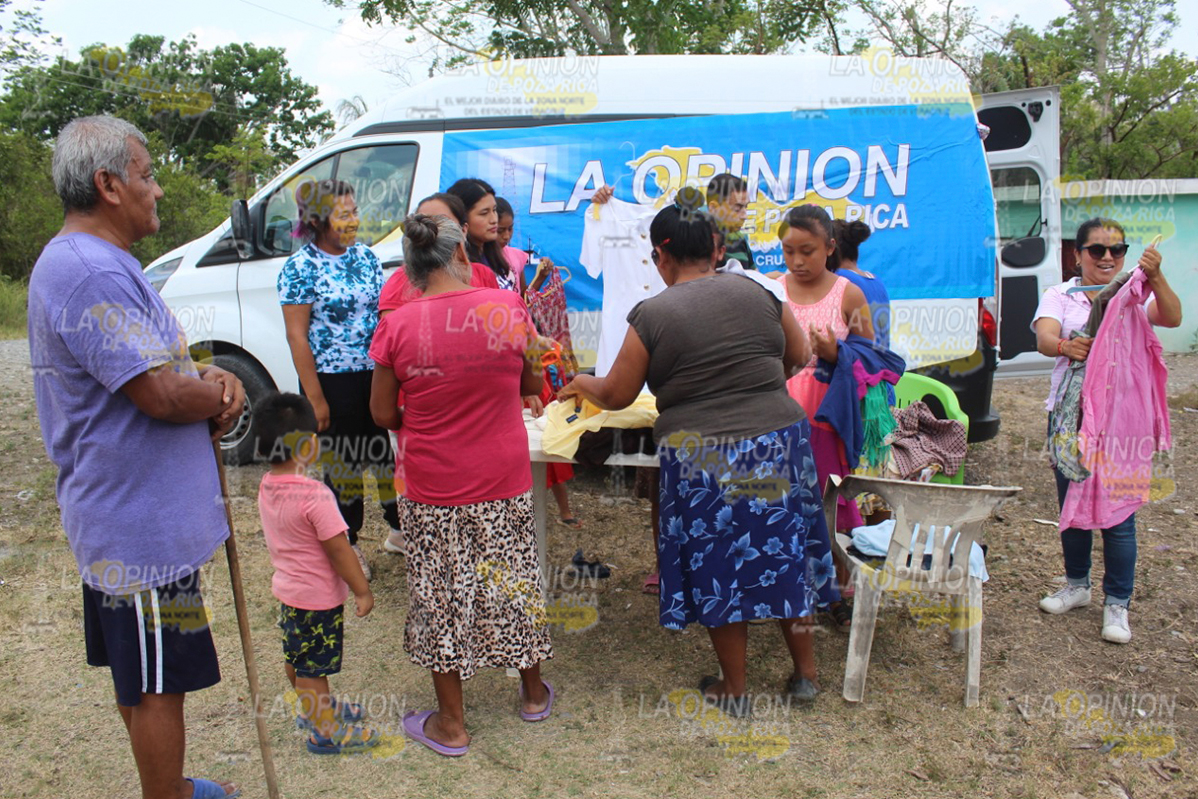 La Opinión entrega ropa a comunidades de Papantla La Opinión entrega ropa a comunidades de Papantla 6